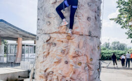 Le mur escalade mobile est une animation idéale pour mettre en valeur votre évènement et vos animations. C’est une animation originale, ludique et également tout public. Tout le monde le remarque grâce à son visuel et sa hauteur.