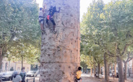 Le mur escalade mobile est une animation idéale pour mettre en valeur votre évènement et vos animations. C’est une animation originale, ludique et également tout public. Tout le monde le remarque grâce à son visuel et sa hauteur.