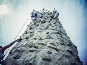 Le mur escalade mobile est une animation idéale pour mettre en valeur votre évènement et vos animations. C'est une animation originale, ludique et également tout public. Tout le monde le remarque grâce à son visuel et sa hauteur.