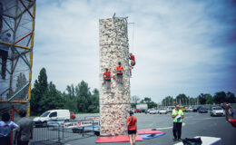 Le mur escalade mobile est une animation idéale pour mettre en valeur votre évènement et vos animations. C’est une animation originale, ludique et également tout public. Tout le monde le remarque grâce à son visuel et sa hauteur.