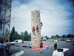 Le mur escalade mobile est une animation idéale pour mettre en valeur votre évènement et vos animations. C'est une animation originale, ludique et également tout public. Tout le monde le remarque grâce à son visuel et sa hauteur.