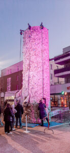 Le mur escalade mobile est une animation idéale pour mettre en valeur votre évènement et vos animations. C'est une animation originale, ludique et également tout public. Tout le monde le remarque grâce à son visuel et sa hauteur.