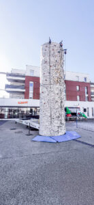 Le mur escalade mobile est une animation idéale pour mettre en valeur votre évènement et vos animations. C'est une animation originale, ludique et également tout public. Tout le monde le remarque grâce à son visuel et sa hauteur.