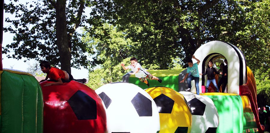 Wipeout ou parcours soccer gonflable