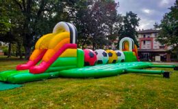 wipeout soccer gonflable jeux gonflables id2loisirs