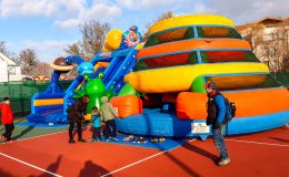 id2loisirs propose l’arbre à grimper gonflable en location, activité pour les enfants et les ados sur Toulouse et toute la France