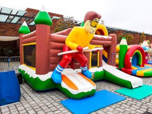 id2loisirs propose le château multiplay skieur gonflable en location, activité pour les enfants sur Toulouse et toute la France