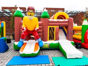 id2loisirs propose le château multiplay skieur gonflable en location, activité pour les enfants sur Toulouse et toute la France