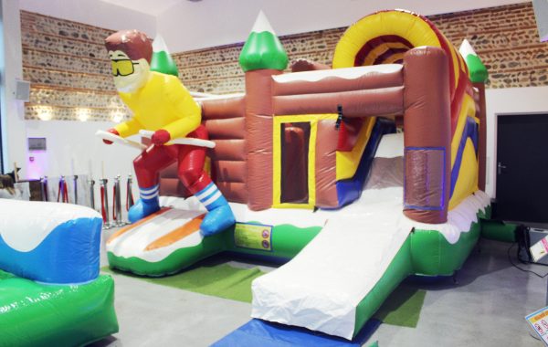 Chateau gonflable multiplay skieur