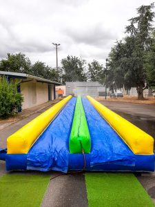 id2loisirs propose le ventriglisse double piste avec brumisateur gonflable pour les enfants, les ados et les adultes sur Toulouse et toute la France
