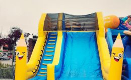 location du toboggan Minions gonflable, jeu d’eau gonflable pour enfants sur Toulouse et toute la France proposé par id2loisirs