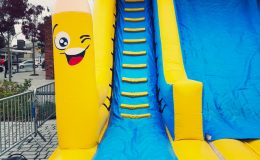 location du toboggan Minions gonflable, jeu d’eau gonflable pour enfants sur Toulouse et toute la France proposé par id2loisirs
