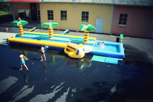location du ventriglise Palmiers double pistes, jeu d'eau gonflable pour enfants et adultes sur Toulouse et toute la France proposé par id2loisirs
