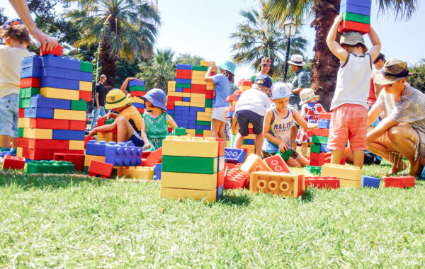 Briques géantes de construction