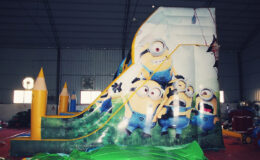 location du toboggan Minions gonflable, jeu d’eau gonflable pour enfants sur Toulouse et toute la France proposé par id2loisirs