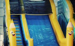 location du toboggan Minions gonflable, jeu d’eau gonflable pour enfants sur Toulouse et toute la France proposé par id2loisirs