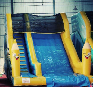 location du toboggan Minions gonflable, jeu d'eau gonflable pour enfants sur Toulouse et toute la France proposé par id2loisirs
