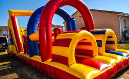 id2 loisir propose la location d’un parcours géant gonflables enfants ados adultes jeux gonflables challenge sur Toulouse et toute la France