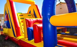 id2 loisir propose la location d’un parcours géant gonflables enfants ados adultes jeux gonflables challenge sur Toulouse et toute la France