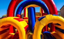 id2 loisir propose la location d’un parcours géant gonflables enfants ados adultes jeux gonflables challenge sur Toulouse et toute la France