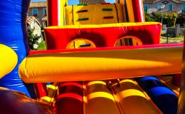id2 loisir propose la location d’un parcours géant gonflables enfants ados adultes jeux gonflables challenge sur Toulouse et toute la France