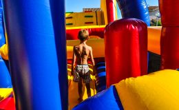 id2 loisir propose la location d’un parcours géant gonflables enfants ados adultes jeux gonflables challenge sur Toulouse et toute la France