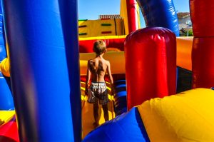 id2 loisir propose la location d'un parcours géant gonflables enfants ados adultes jeux gonflables challenge sur Toulouse et toute la France