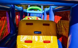id2 loisir propose la location wipeout gonflable 4 boules pour enfants, ados et adultes jeux gonflables challenge sur Toulouse et toute la France