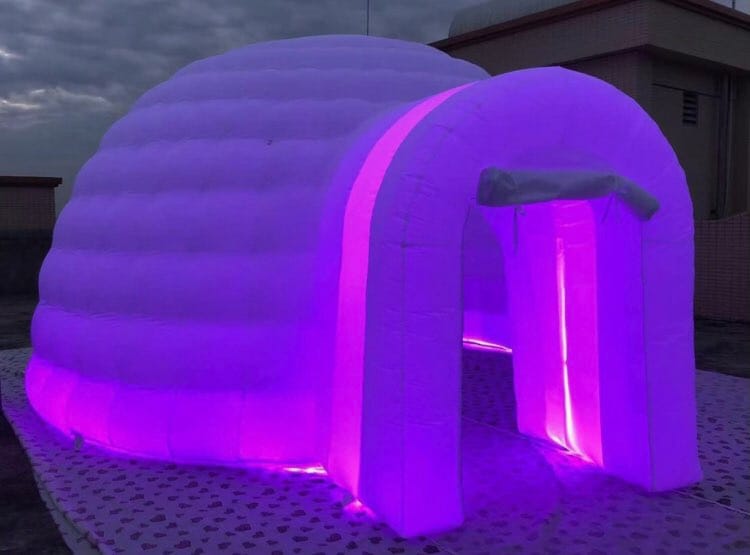 Igloo gonflable à couleurs changeantes