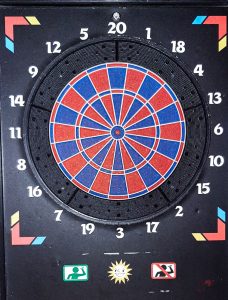 Jeu de fléchettes électroniques à la location chez id2loisirs pour les enfants et les adultes sur Toulouse et toute la France