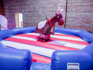 Challengez-vous sur le gentil renne mécanique entouré d'un environnement gonflable pour égayer les enfants et les adultes lors de votre événement sur Toulouse