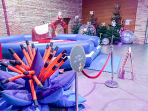 Challengez-vous sur le gentil renne mécanique entouré d'un environnement gonflable pour égayer les enfants et les adultes lors de votre événement sur Toulouse