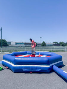 Le surf mécanique ou la planche de surf toute sécurité ! Challengez-vous sur une planche de surf entourée d'un environnement gonflable ! Sur Toulouse, Montauban, Albi, Auch, Castres, Rodez