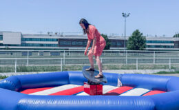 Le surf mécanique ou la planche de surf toute sécurité ! Challengez-vous sur une planche de surf entourée d’un environnement gonflable ! Sur Toulouse, Montauban, Albi, Auch, Castres, Rodez