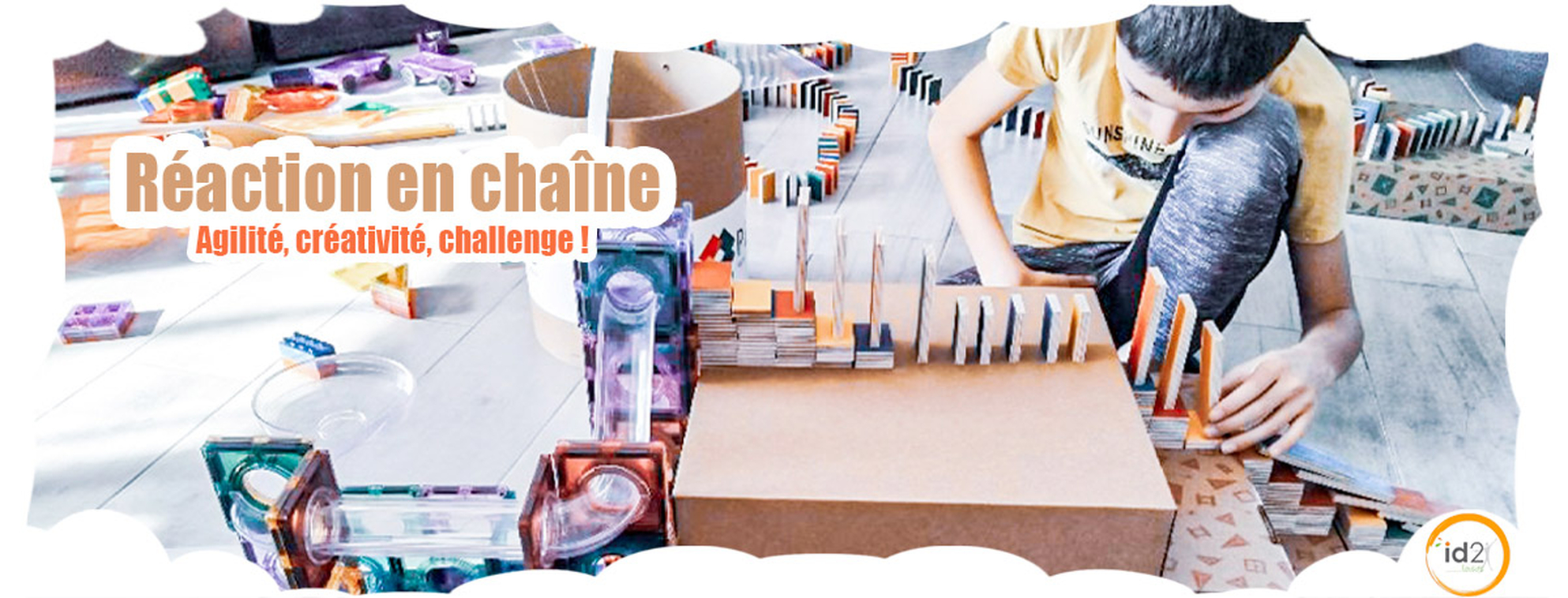 Un petit geste et tout s’enchaine !! Assemblez dominos, voitures, bascules rampes, balles et modules variés pour créer un parcours spectaculaire. Le principe est simple : construire ensemble une immense réaction en chaîne, à la manière des célèbres machines de Rube Goldberg. Balle qui roule, dominos qui tombent, levier qui déclenche une cloche… chaque étape provoque la suivante dans une succession d’effets inattendus et amusants !